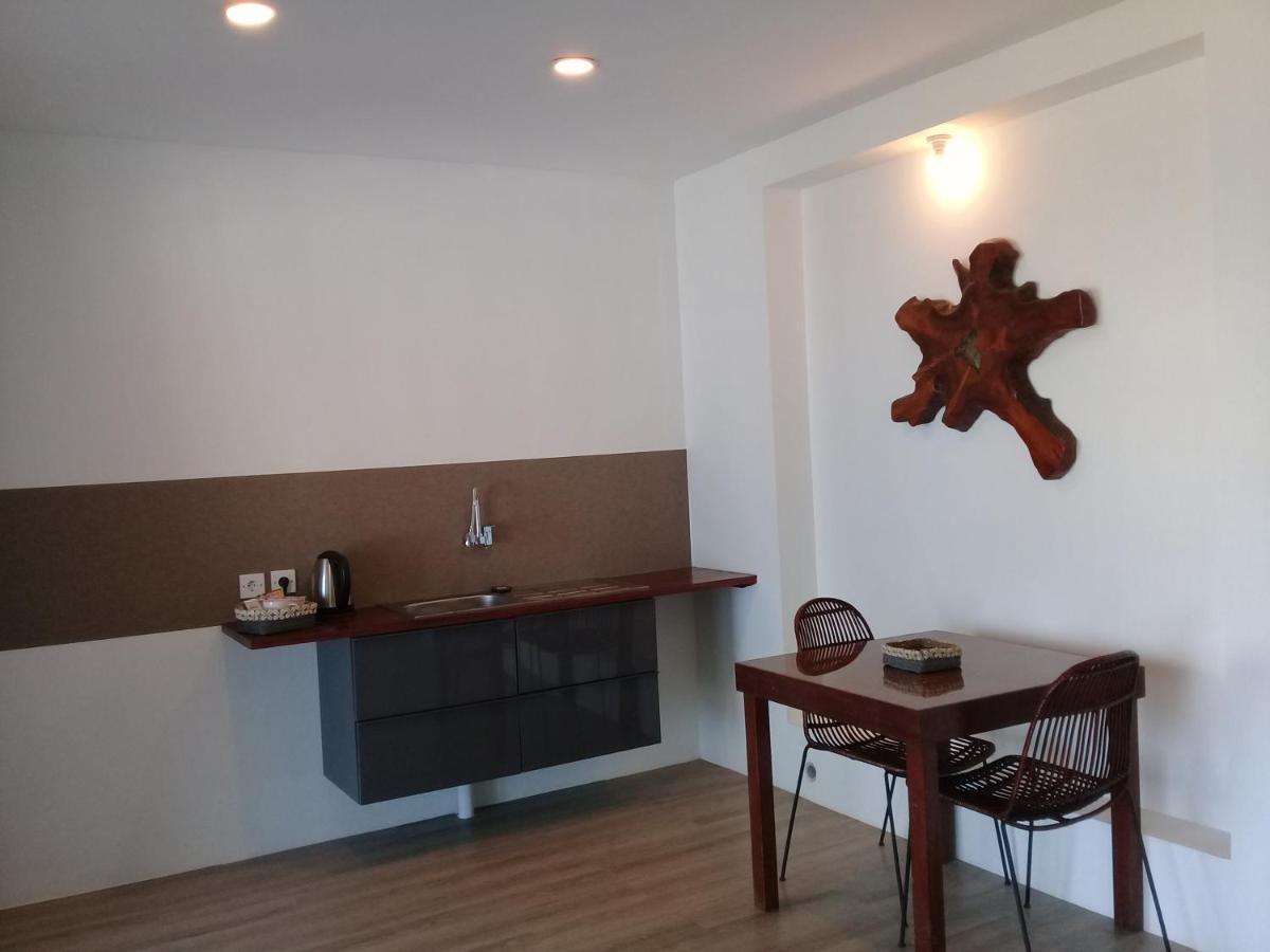 Inn Castaway Surf Retreat 1